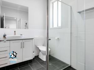 Ένα μπάνιο στο Brand New 3BR So Close to Sea and Lake
