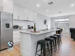 Η κουζίνα ή μικρή κουζίνα στο Brand New 3BR So Close to Sea and Lake