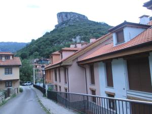 a street in a town with a mountain in the background at Al Rincon de Emi in Carreña de Cabrales