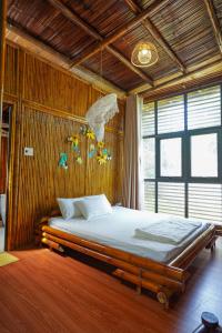 a bedroom with a large bed in a room at LITTLE BEE HOUSE in Trại Vang