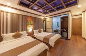 Postel nebo postele na pokoji v ubytování Khai Ngoc Hotel Da Lat City
