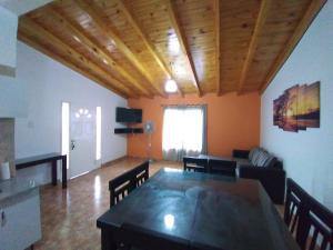 een woonkamer met een bank en een tafel bij Cabaña San Cayetano v&g in San Rafael