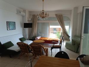 ein Wohnzimmer mit einem Sofa und einem Tisch in der Unterkunft Mare e Monti2 in Agios Konstantinos Fthiotida