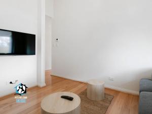 Light Filled Modern & Stylish 3BR Holiday Home的电视和/或娱乐中心
