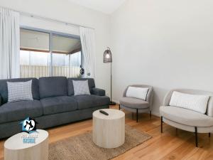 Light Filled Modern & Stylish 3BR Holiday Home的休息区