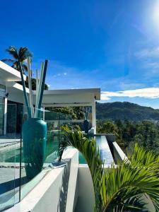 Casa con balcón con piscina en VILLA CHLOE - SEAVIEW - 4 Bedrooms, en Koh Samui 