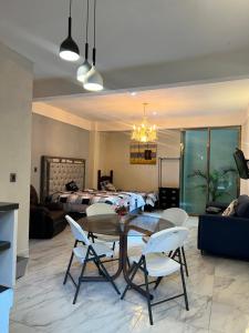 a living room with a table and chairs and a bed at San José in Orizaba