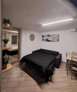 sypialnia z czarnym łóżkiem w pokoju w obiekcie Casa Jasmina w mieście Mezzano
