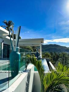 Nespecifikovaný výhled na hory nebo výhled na hory při pohledu z vily