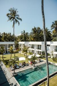 einen Luftblick auf ein Resort mit einem Pool und Palmen in der Unterkunft Sikara Lombok Hotel in Kuta Lombok