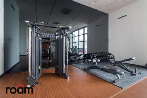 un gimnasio con varias cintas de correr y máquinas cardiovasculares en Chambers Residence Kuala Lumpur by Roam, en Kuala Lumpur