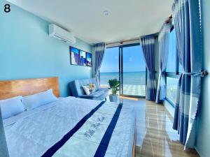 - une chambre avec un lit et une vue sur l'océan dans l'établissement Villa Biển Xanh 1 - View Biển Đảo Phú Quý, à Cu Lao Thu