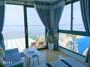 - un salon avec vue sur l'océan dans l'établissement Villa Biển Xanh 1 - View Biển Đảo Phú Quý, à Cu Lao Thu