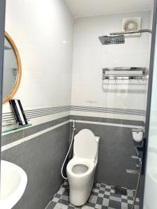 La salle de bains est pourvue de toilettes et d'un lavabo. dans l'établissement Villa Biển Xanh 1 - View Biển Đảo Phú Quý, à Cu Lao Thu