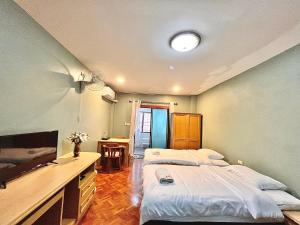 Postel nebo postele na pokoji v ubytování Windsor Garden House Chiangmai