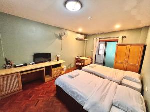 Postel nebo postele na pokoji v ubytování Windsor Garden House Chiangmai