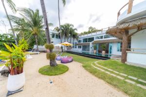 een uitzicht op een villa met een resort bij The Rock Samui - formerly known as The Rock Residence - SHA Extra Plus in Lamai