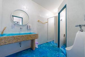 W łazience znajduje się umywalka i lustro. w obiekcie The Rock Samui - formerly known as The Rock Residence - SHA Extra Plus w mieście Lamai