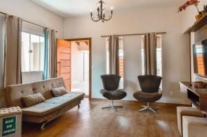 un soggiorno con divano e 2 sedie di CASA CHARME DO CERRADO a Pirenópolis