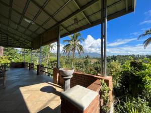 een veranda met uitzicht op de jungle bij The Brickhouse 
