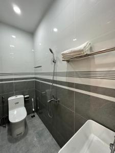 uma casa de banho com um chuveiro, um WC e um lavatório. em Út Thảo 2 em Da Lat