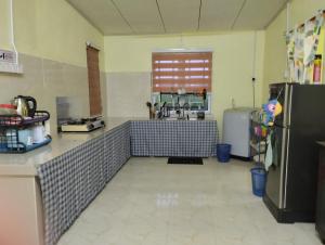eine Küche mit einer Spüle und einer Arbeitsplatte in der Unterkunft HomeStay Abah Alor Pongsu 
