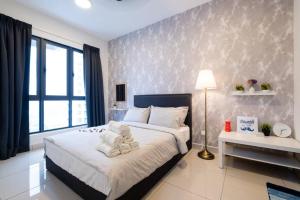 um quarto com uma cama grande e toalhas em 新房源 KL Homestay , KLCC & MITEC 15Mins , (6-10Pax) em Kuala Lumpur
