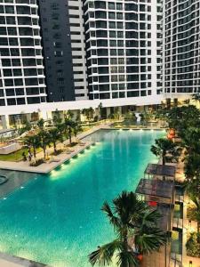 uma vista sobre uma grande piscina com edifícios altos em 新房源 KL Homestay , KLCC & MITEC 15Mins , (6-10Pax) em Kuala Lumpur