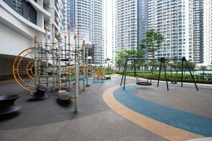 um parque infantil numa cidade com edifícios altos em 新房源 KL Homestay , KLCC & MITEC 15Mins , (6-10Pax) em Kuala Lumpur