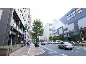 uma rua da cidade com carros a descer a rua em Hotel Areaone Okayama - Vacation STAY 32493v em Okayama