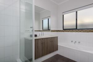 Koupelna v ubytování 26 Gnulli Court + 19 fotografií