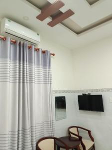 TV a/nebo společenská místnost v ubytování Khách sạn Mộng An