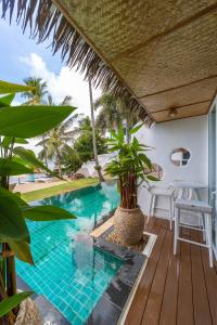 Bazén v ubytování The Rock Samui Beach Resort nebo v jeho okolí