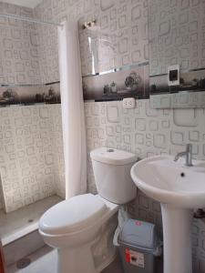 ein Bad mit einem WC und einem Waschbecken in der Unterkunft Apartamento familiar elegante 2 in Cusco