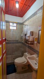 ein Badezimmer mit Toilette, Waschbecken und Dusche in der Unterkunft Coronel's Peak Coffee House in Salento + 54 Fotos