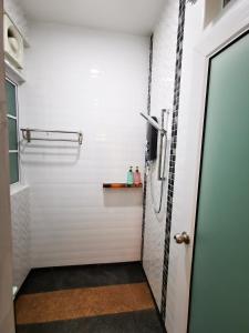 baño con cabina de ducha y puerta en English Homestay Seaview Johor Bahru Permas 6 pax en Masai