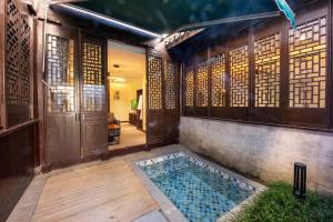 Una habitación con piscina en un edificio. en Tingjian Guli Private Bath Design Homestay - Nanxun Ancient Town Baijianlou Scenic Area, en Huzhou