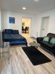 un soggiorno con letto e divano di EG-Souterrain Wohnung a Marburg an der Lahn