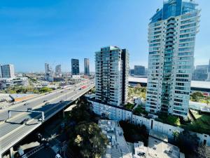 eine Stadt mit zwei hohen Gebäuden und einer Autobahn in der Unterkunft Urban Chic Retreat near Crown w/ Free Parking in Melbourne