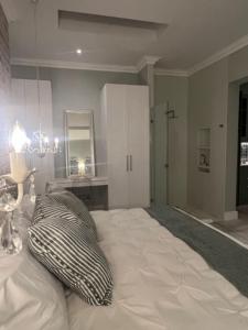 Cama ou camas em um quarto em Two on Milner - OAK TREE COTTAGE - Stylish open-plan Guesthouse in Rondebosch