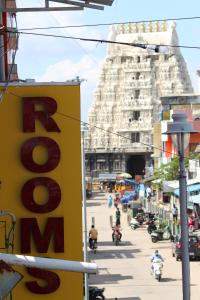 un letrero amarillo que dice rbbm en una calle de la ciudad en gSR RESIDENCY en Kanchipuram