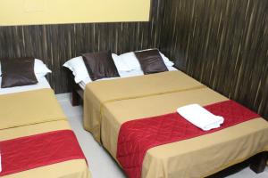 2 camas en una habitación de hotel con 2 salas en gSR RESIDENCY en Kanchipuram