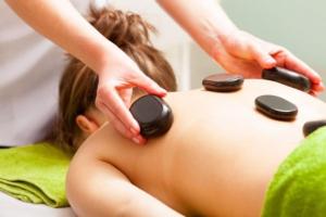 - un massage du dos pour une femme au spa dans l'établissement Casa Montaña & Spa Pital de San Carlos Costa Rica, à Pital