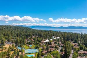 uma vista aérea de um resort com um lago em Central Condo for 8 Hot Tub Pools Walk to Beach Paddle Boards BBQ Deck em Tahoe City