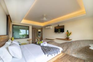 Postel nebo postele na pokoji v ubytování The Rock Samui Beach Resort