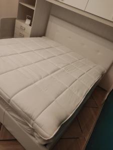 Ce lit se trouve dans un dortoir doté d'un matelas blanc. dans l'établissement Domus vacanze Alfieri, à Manfredonia