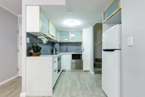 Kuchyň nebo kuchyňský kout v ubytování Alex Heads Beachfront Resort 2 bedroom apartment