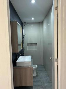 łazienka z umywalką i toaletą w obiekcie Sunset Ocean View @ Breeze Life. w Panglao City