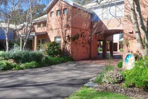 a red brick building with a driveway at Balneaire 13 in Albany