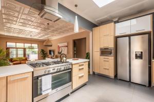 Una cocina o cocineta en House Firefly Muckleneuk - Furnished House